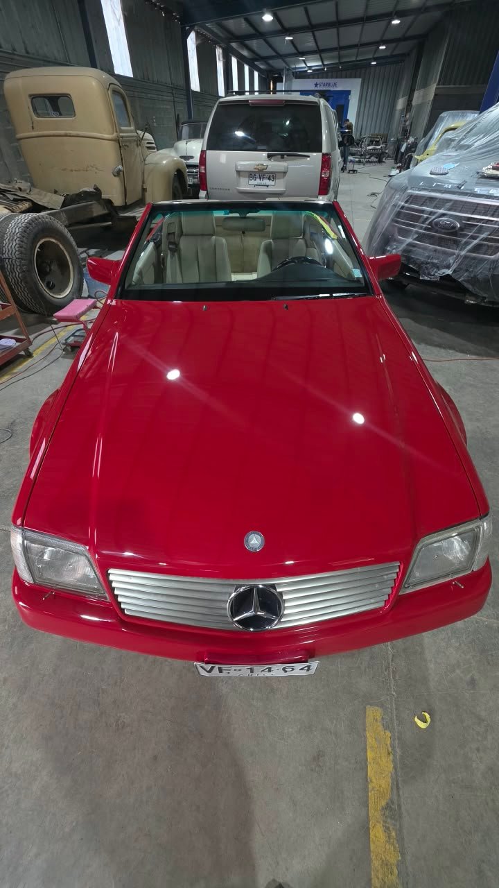Trabajo realizado en vehículo Mercedes-Benz rojo